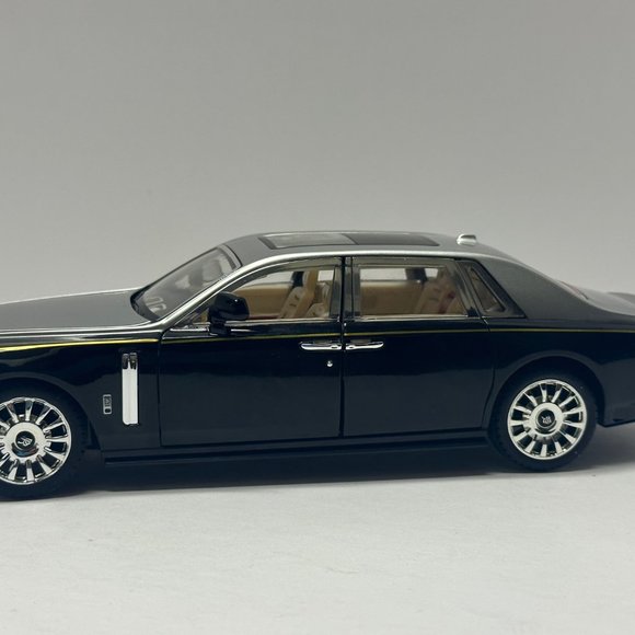 1:24 Rolls-Royce Phantom Metal Diecast Silver Black WITH LEDS Roll-Back - Picture 2 of 13